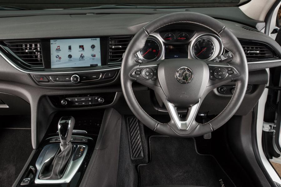 Панель приборов Vauxhall Insignia Country Tourer Turbo D 4x4 2017 года  (фото 6 из 21)